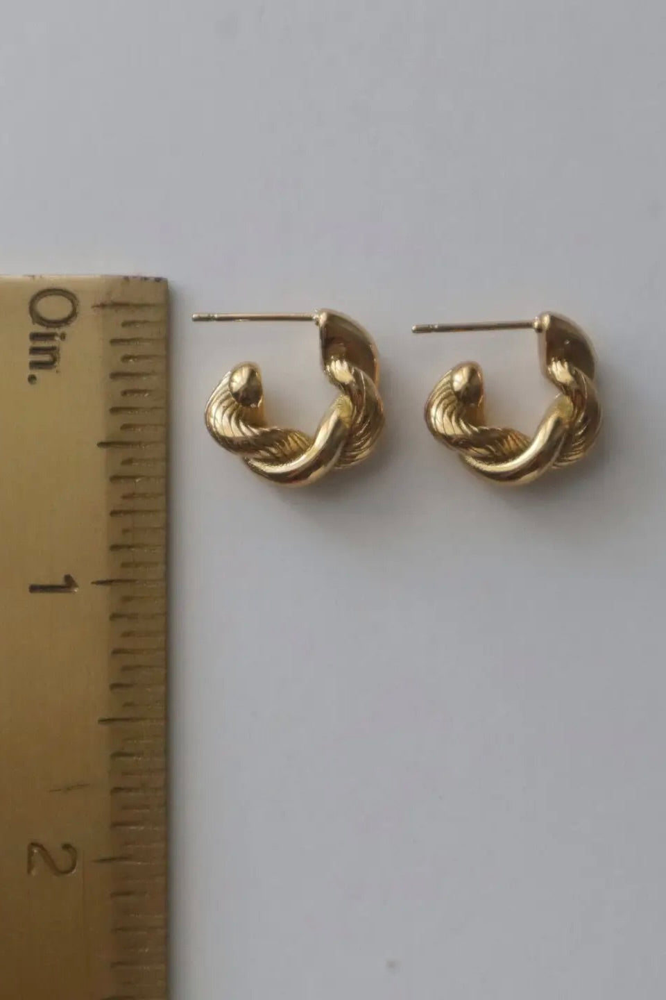 JESSA JEWELRY - TWISTED ROPE HOOP