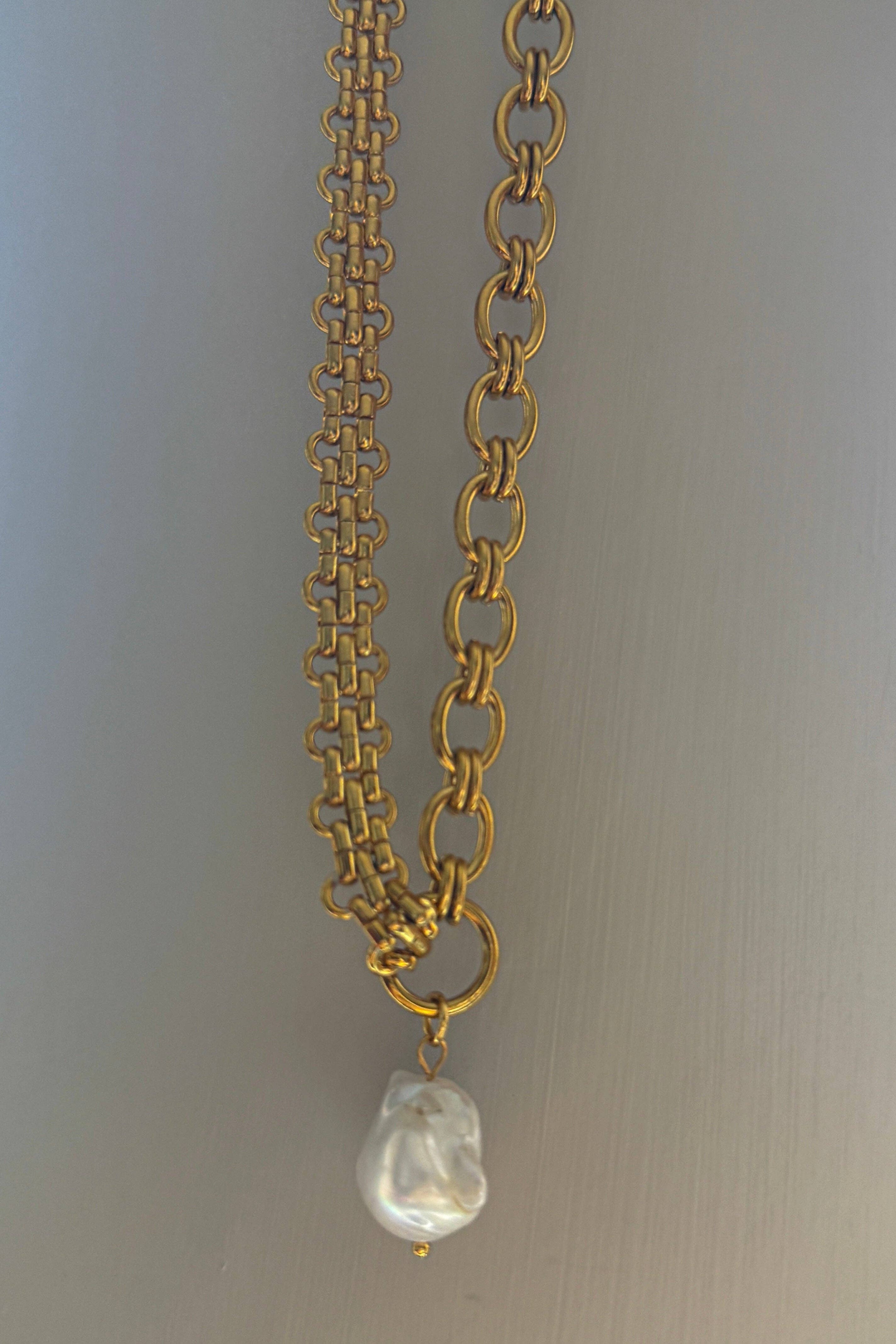 THE AMBER NECKLACE