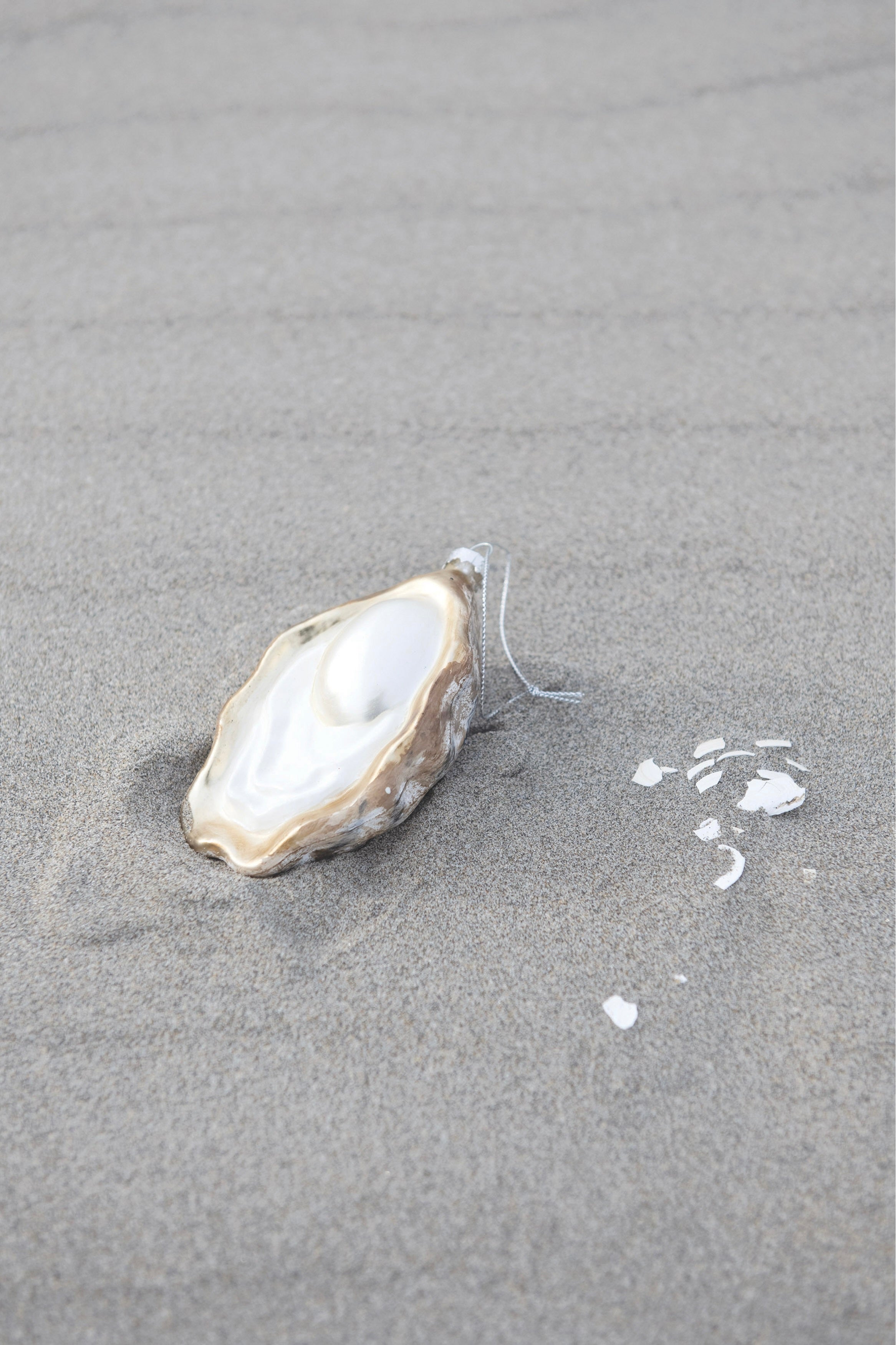 GLASS OYSTER ORNAMENT