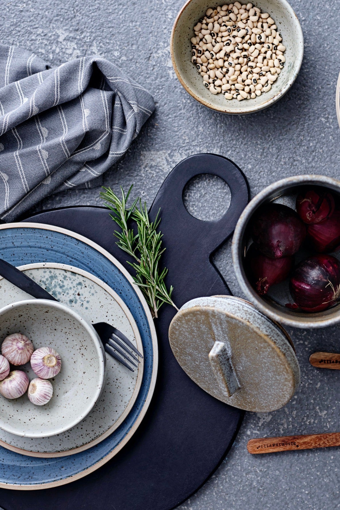 HØM - ACACIA WOOD TRAY/CUTTING BOARD