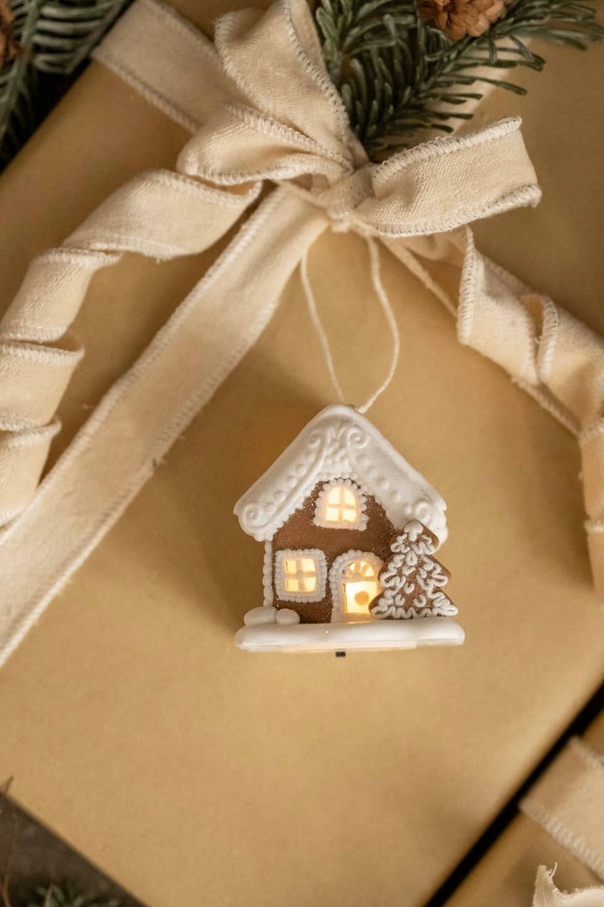 GINGERBREAD HOUSE ORNAMENT
