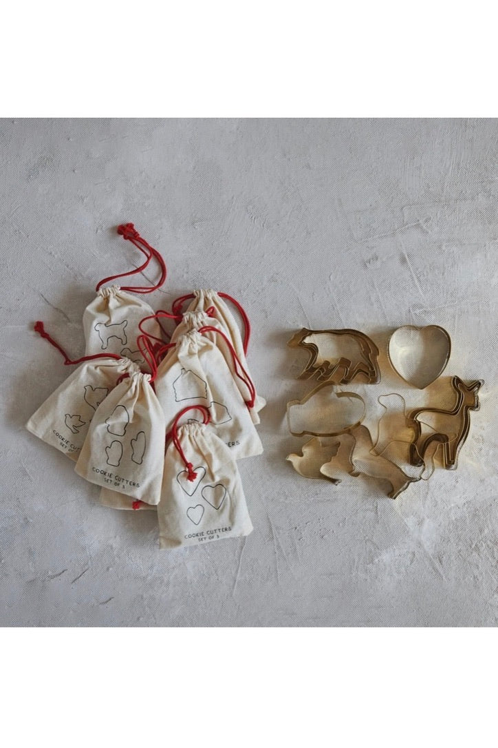 STAINLESS STEEL COOKIE CUTTERS IN PRINTED DRAWSTRING BAG