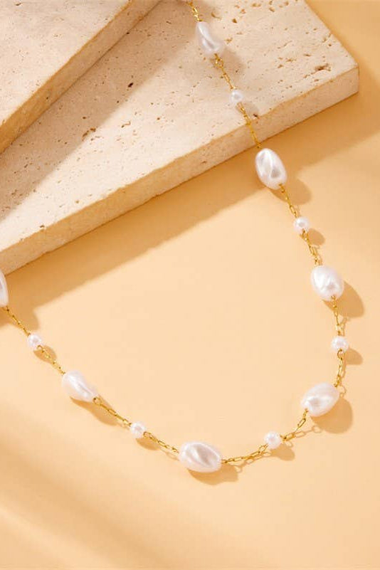 DELICATE PEARL NECKLACE