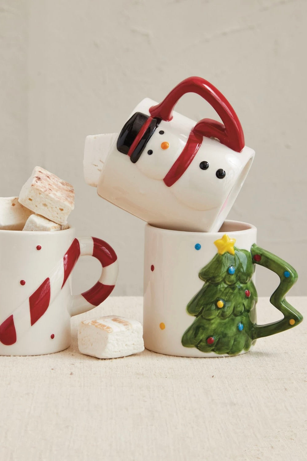 FESTIVE HOLIDAY MUG W/ SHAPED HANDLE
