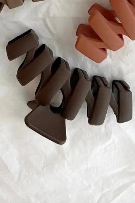 MATTE ZIGZAG CLAW CLIP